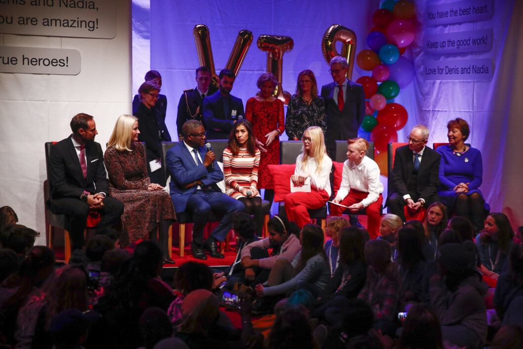 Barn fra Sagene skole i Oslo sammen med kronprins Haakon, kronprinsesse Mette-Marit, Denis Mukwege, Nadia Murad under Redd Barnas Fredsprisfest på Nobels Fredssenter mandag. Nadia Murad og Denis Mukwege tildeles Nobels fredspris for sin kamp mot seksualisert vold brukt som våpen i krig og væpnede konflikter. Foto: Terje Pedersen / NTB Scanpix Barn fra Sagene skole i Oslo sammen med kronprins Haakon, kronprinsesse Mette-Marit, Denis Mukwege, Nadia Murad under Redd Barnas Fredsprisfest på Nobels Fredssenter mandag. Nadia Murad og Denis Mukwege tildeles Nobels fredspris for sin kamp mot seksualisert vold brukt som våpen i krig og væpnede konflikter. Foto: Terje Pedersen / NTB Scanpix