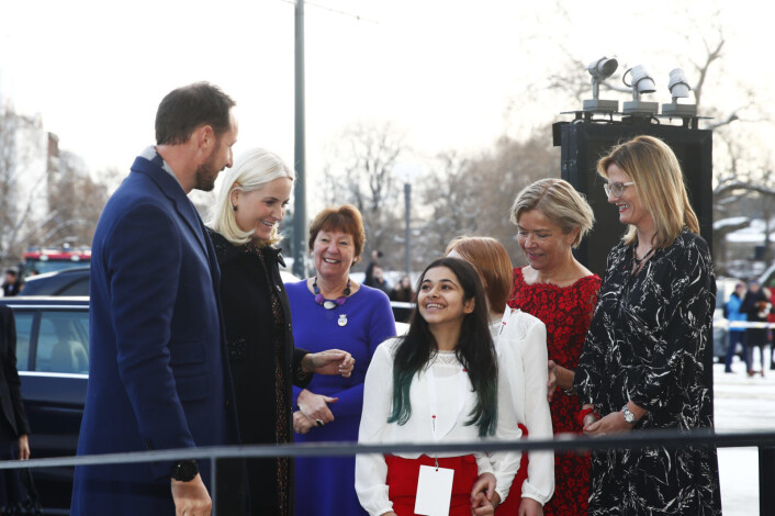Kronprins Haakon og kronprinsesse Mette-Marit ankommer Redd Barnas Fredsprisfest på Nobels Fredssenter mandag. Kronprinsparet ble tatt i mot av blant andre ordfører Marianne Borge og barn fra Sagene skole. Foto: Terje Pedersen / NTB scanpix Kronprins Haakon og kronprinsesse Mette-Marit ankommer Redd Barnas Fredsprisfest på Nobels Fredssenter mandag. Kronprinsparet ble tatt i mot av blant andre ordfører Marianne Borge og barn fra Sagene skole. Foto: Terje Pedersen / NTB scanpix