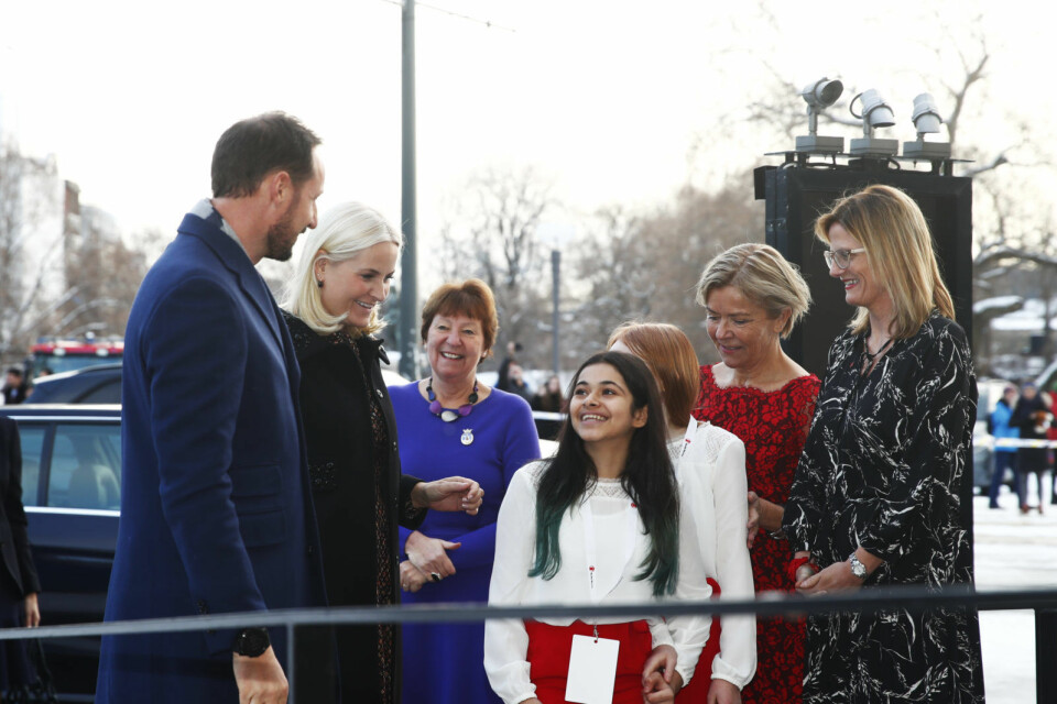 Kronprins Haakon og kronprinsesse Mette-Marit ankommer Redd Barnas Fredsprisfest på Nobels Fredssenter mandag. Kronprinsparet ble tatt i mot av blant andre ordfører Marianne Borge og barn fra Sagene skole. Foto: Terje Pedersen / NTB scanpix