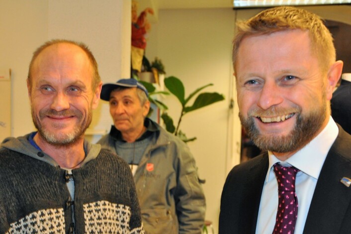 52 år gamle Jorn (til venstre) har kommet seg ut av langvarig amfetamin-misbruk takket være Jobben og Frelsesarmeen. Smilet og latteren satt løst da helseminister Bent Høie (H) kom med førjulspresang på tre millioner kroner til Jorn og de andre på Jobben i Gamlebyen. Foto: Arnsten Linstad 52 år gamle Jorn (til venstre) har kommet seg ut av langvarig amfetamin-misbruk takket være Jobben og Frelsesarmeen. Smilet og latteren satt løst da helseminister Bent Høie (H) kom med førjulspresang på tre millioner kroner til Jorn og de andre på Jobben i Gamlebyen. Foto: Arnsten Linstad