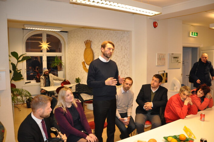 Høyres gruppeleder i bystyret, Eirik Lae Solberg, forklarer brukerne på Jobben at de borgerlige partiene vil kjempe mot de rødgrønnes kutt onsdag. Foto: Arnsten Linstad Høyres gruppeleder i bystyret, Eirik Lae Solberg, forklarer brukerne på Jobben at de borgerlige partiene vil kjempe mot de rødgrønnes kutt onsdag. Foto: Arnsten Linstad