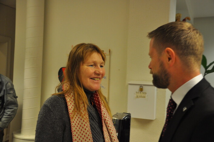 � Det betyr utrolig mye for oss at du støtter oss, sier Anette til Bent Høie. Anette er en av veteranene blant brukerne på Jobben i Gamlebyen. Foto: Arnsten Linstad � Det betyr utrolig mye for oss at du støtter oss, sier Anette til Bent Høie. Anette er en av veteranene blant brukerne på Jobben i Gamlebyen. Foto: Arnsten Linstad