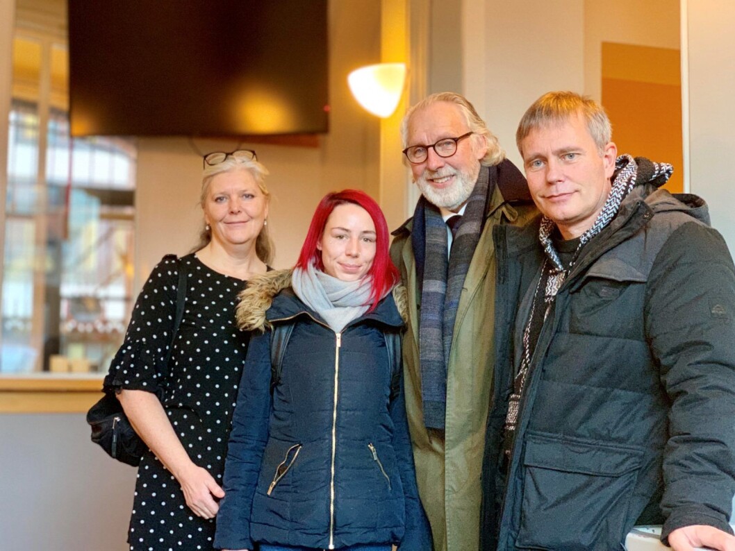 En glad gjeng som alle har kjempet for åpnere sprøyterom. Fra venstre: instiusjonssjef Marta Bjørke, Michelle Alexandra Muren (Foreningen for Human Narkotikapolitikk), stortingsrepresentant Carl-Erik Grimstad (V), Arild Knutsen (Foreningen for Human Narkotikapolitikk). Foto: Thomas Lien En glad gjeng som alle har kjempet for åpnere sprøyterom. Fra venstre: instiusjonssjef Marta Bjørke, Michelle Alexandra Muren (Foreningen for Human Narkotikapolitikk), stortingsrepresentant Carl-Erik Grimstad (V), Arild Knutsen (Foreningen for Human Narkotikapolitikk). Foto: Thomas Lien