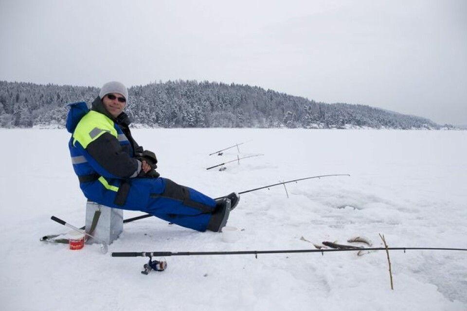 Når vinteren får tak og isen ligger trygt over indre Oslofjord, er det mange som prøver fiskelykken. Illustrasjonsfoto: Norges jeger- og fiskerforbund