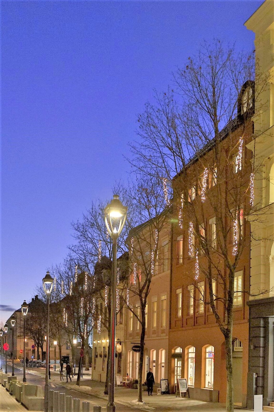 Det er blitt riktig så hyggelig langs Kirkeveien. Det er blitt riktig så hyggelig langs Kirkeveien.