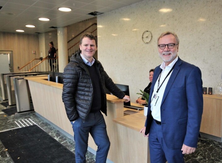 � Flertallet i Frogner bydelsutvalg mener det er penger spart å bevilge 800.000 til Jobben. Da tar vi ansvar for folk fra bydelen som bruker Frelsesarmeens byomfattende tilbud, sier leder av bydelsutvalget, Jens J. Lie (H). Til høyre i bildet står bydelsdirektør Odd Rune Andersen. Foto: André Kjernsli � Flertallet i Frogner bydelsutvalg mener det er penger spart å bevilge 800.000 til Jobben. Da tar vi ansvar for folk fra bydelen som bruker Frelsesarmeens byomfattende tilbud, sier leder av bydelsutvalget, Jens J. Lie (H). Til høyre i bildet står bydelsdirektør Odd Rune Andersen. Foto: André Kjernsli