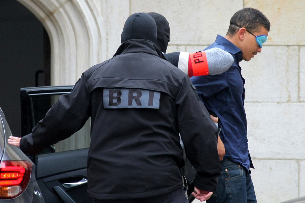Makaveli Lindén føres inn til rettsmøte i Dijon i Frankrike med bind for øynene. Han har vært etterlyst gjennom Interpol og er siktet for drapet på Heikki Bjørklund Paltto i en leilighet på Majorstuen i Oslo mandag 15. oktober. Foto: Dominique Trossat/AP / NTB scanpix Makaveli Lindén føres inn til rettsmøte i Dijon i Frankrike med bind for øynene. Han har vært etterlyst gjennom Interpol og er siktet for drapet på Heikki Bjørklund Paltto i en leilighet på Majorstuen i Oslo mandag 15. oktober. Foto: Dominique Trossat/AP / NTB scanpix