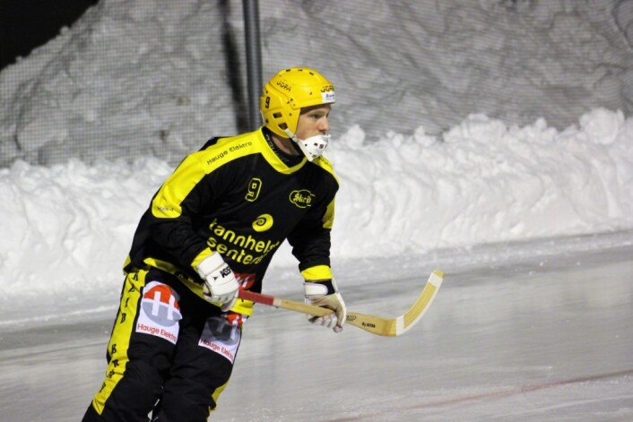 Langrenn, hopp og bandy. Landslagstrener i kombinert, Peder Sandell, er mer allsidig enn de aller fleste. Ett mål ble det på Sandell mot Røa. Foto: Lars E. Nielsen Langrenn, hopp og bandy. Landslagstrener i kombinert, Peder Sandell, er mer allsidig enn de aller fleste. Ett mål ble det på Sandell mot Røa. Foto: Lars E. Nielsen