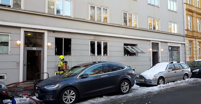 Det begynte å brenne i første etasje i blokka i Colbjørnsens gate 8. Foto: Christian Boger Det begynte å brenne i første etasje i blokka i Colbjørnsens gate 8. Foto: Christian Boger