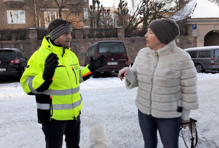 Skal grussiloene stå inntil muren i bakgrunnen forsvinner minst tre av parkeringsplassene, forklarer Joakim Hjertum i bymiljøetaten for bydelsutvalgsleder Anne Christine Kroepelien (H) Foto: Anders Høilund Skal grussiloene stå inntil muren i bakgrunnen forsvinner minst tre av parkeringsplassene, forklarer Joakim Hjertum i bymiljøetaten for bydelsutvalgsleder Anne Christine Kroepelien (H) Foto: Anders Høilund
