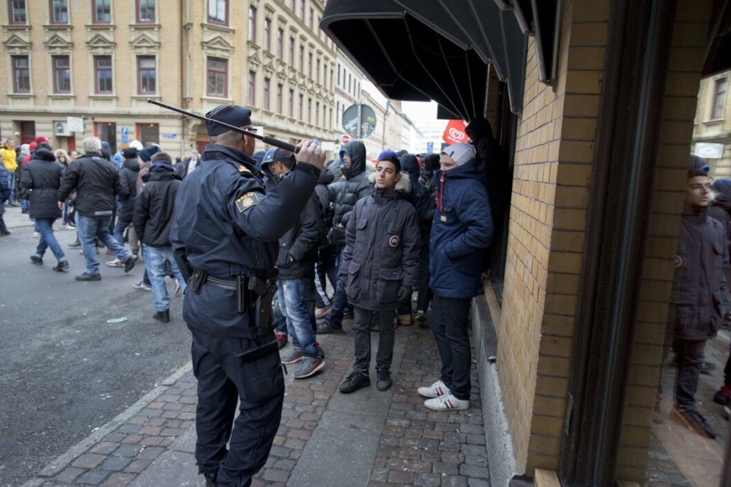 Nye opptøyer i Gøteborg sentrum dagen etter skolebråket på Plusgymnasiet, hvor det oppstod nærmest lynsjestemning etter at jenter ble uthengt som horer på bildedelningtjenesten Instagram. Foto: BJÖRN LARSSON ROSVALL / NTB scanpix Nye opptøyer i Gøteborg sentrum dagen etter skolebråket på Plusgymnasiet, hvor det oppstod nærmest lynsjestemning etter at jenter ble uthengt som horer på bildedelningtjenesten Instagram. Foto: BJÖRN LARSSON ROSVALL / NTB scanpix