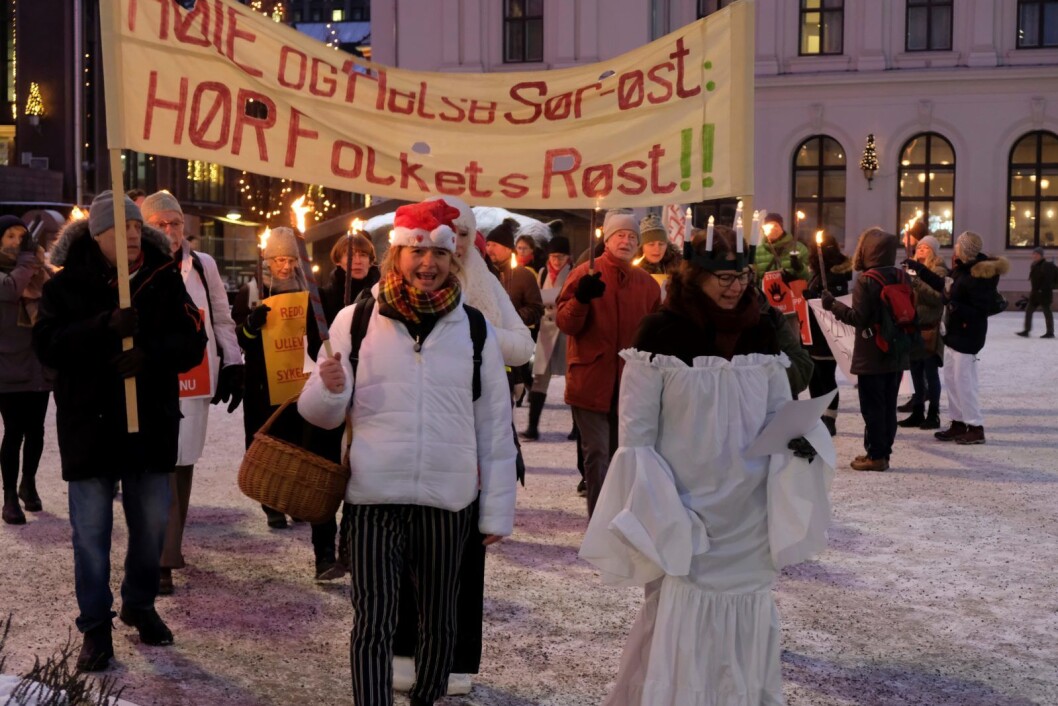 Et 50-talls morgenfugler gikk i Lucia-tog mot nedleggelse av Ullevål sykehus torsdag morgen. Foto: Christian Boger Et 50-talls morgenfugler gikk i Lucia-tog mot nedleggelse av Ullevål sykehus torsdag morgen. Foto: Christian Boger