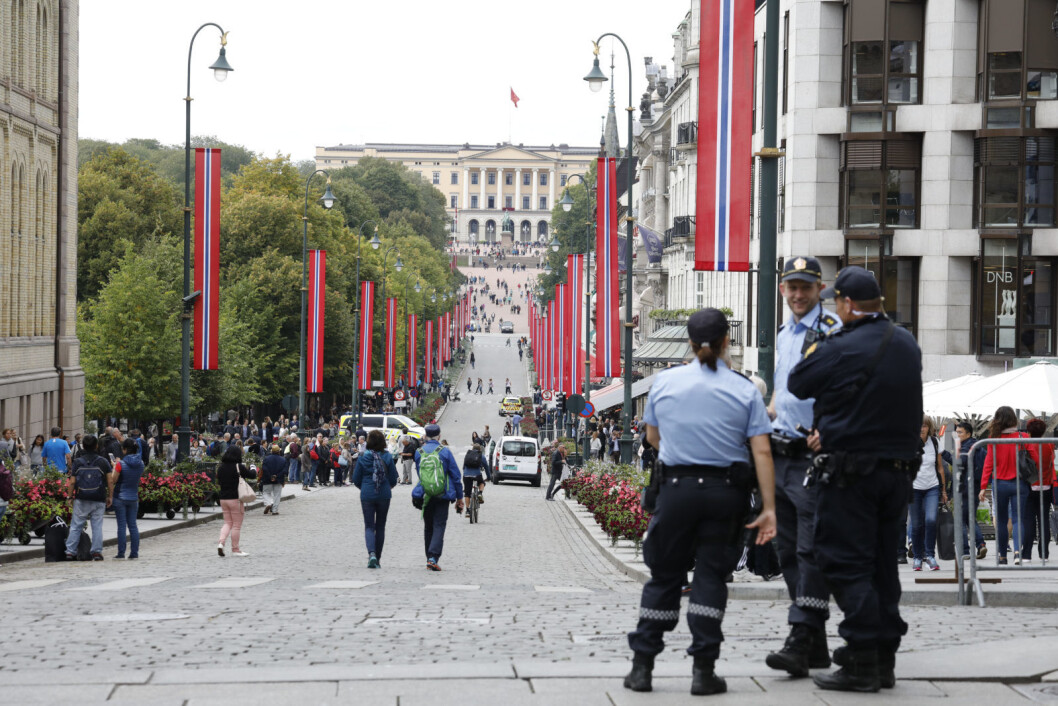 De to berusede mennene kjørte liften til Jernbanetorget før de ble stanset av politiet. Dette bildet er tatt i forbindelse med kongeparets gullbryllup. Foto: Gorm Kallestad / NTB Scanpix De to berusede mennene kjørte liften til Jernbanetorget før de ble stanset av politiet. Dette bildet er tatt i forbindelse med kongeparets gullbryllup. Foto: Gorm Kallestad / NTB Scanpix