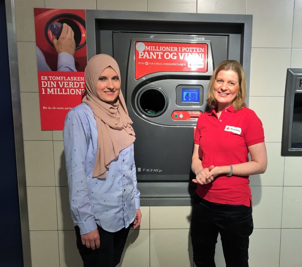 Audrone Harmouch ved Rema 1000 Rosenhoff (til venstre) og daglig leder i Oslo Røde Kors, Elin Holmedal. Foto: Oslo Røde Kors Audrone Harmouch ved Rema 1000 Rosenhoff (til venstre) og daglig leder i Oslo Røde Kors, Elin Holmedal. Foto: Oslo Røde Kors