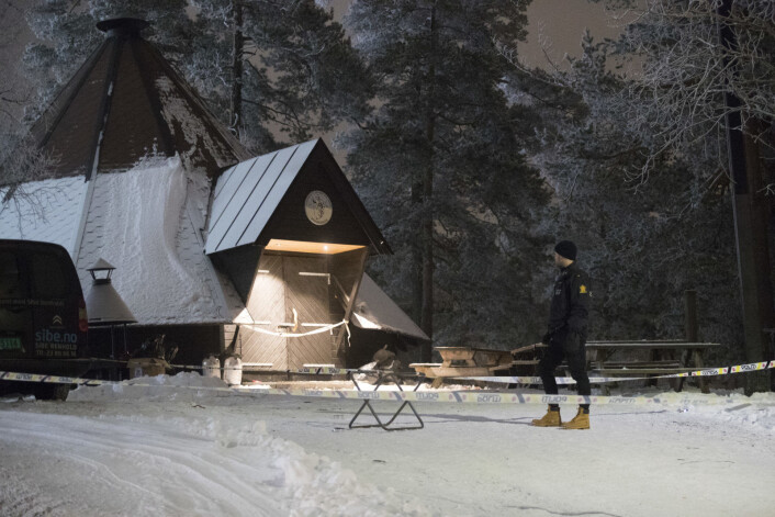Politiet utenfor lavvoen på Lille Gratishaugen i Holmenkollen der en person ble knivdrept natt til lørdag. Foto: Terje Bendiksby / NTB Scanpix Politiet utenfor lavvoen på Lille Gratishaugen i Holmenkollen der en person ble knivdrept natt til lørdag. Foto: Terje Bendiksby / NTB Scanpix