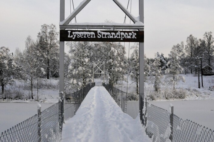 En flott hengebru tar oss over til Lysern strandpark i det gnistrende vinterværet. Foto: Katja Johanne Pihl En flott hengebru tar oss over til Lysern strandpark i det gnistrende vinterværet. Foto: Katja Johanne Pihl
