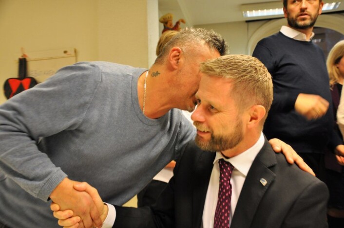Helseminister Bent Høie (H) fikk mange klemmer av Jobbens brukere da han kom til Arups gate i Gamlebyen og fortalte at regjeringen gir tre millioner kroner ekstra til Frelsesarmeens arbeidstiltak for rusavhengige og psykisk syke i Oslo. Foto: Arnsten Linstad Helseminister Bent Høie (H) fikk mange klemmer av Jobbens brukere da han kom til Arups gate i Gamlebyen og fortalte at regjeringen gir tre millioner kroner ekstra til Frelsesarmeens arbeidstiltak for rusavhengige og psykisk syke i Oslo. Foto: Arnsten Linstad