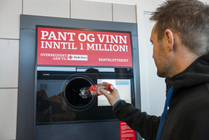 Pantelotteriet er et miljøvennlig lotteri hvor du bruker panten som innsats i lotteriet, og har mulighet til å vinne premier verdt 50, 100, 1 000 eller én million kroner. Siden starten i 2008 har 65 personer blitt pantemillionærer, og det er utbetalt 3 301 755 premier på til sammen over en kvart milliard. Foto: Røde Kors /Pantelotteriet Pantelotteriet er et miljøvennlig lotteri hvor du bruker panten som innsats i lotteriet, og har mulighet til å vinne premier verdt 50, 100, 1 000 eller én million kroner. Siden starten i 2008 har 65 personer blitt pantemillionærer, og det er utbetalt 3 301 755 premier på til sammen over en kvart milliard. Foto: Røde Kors /Pantelotteriet