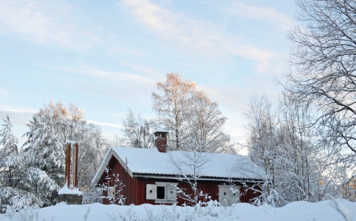 Flaggstanga er tatt ned, slåene slamrer når vinden blåser gjennom knuste vinduer. Foto: Katja Johanne Pihl Flaggstanga er tatt ned, slåene slamrer når vinden blåser gjennom knuste vinduer. Foto: Katja Johanne Pihl