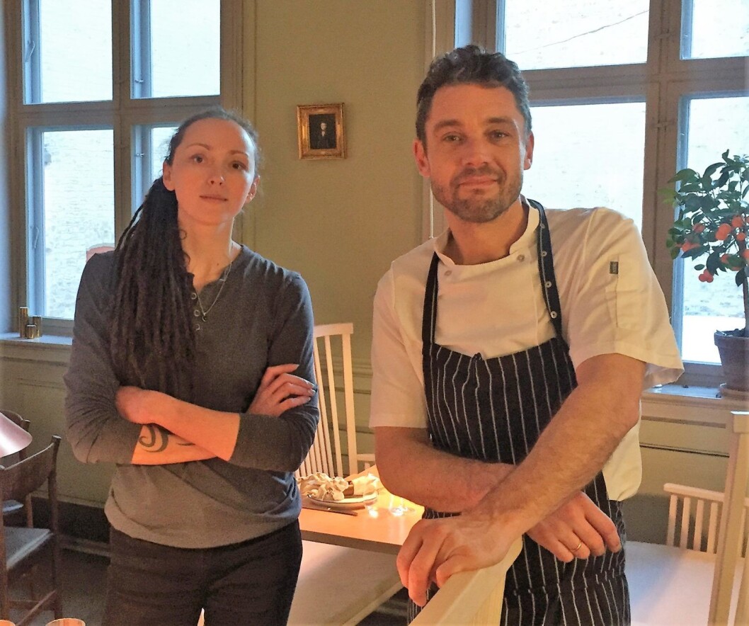 Daglig leder og sommelier Jessica Senning sammen med kjøkkensjef Henrik J. Henriksen i Mangelsgaardens lokaler i Storgata. Foto: Tor A. Svendsen Daglig leder og sommelier Jessica Senning sammen med kjøkkensjef Henrik J. Henriksen i Mangelsgaardens lokaler i Storgata. Foto: Tor A. Svendsen