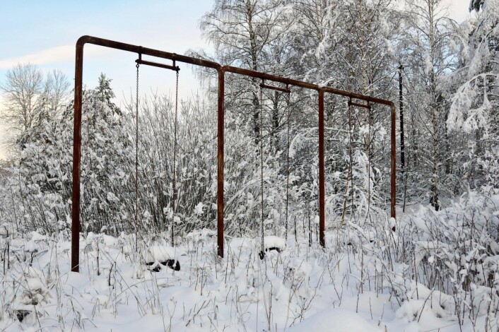 Gjengrodd og nedsnødd. Men en gang har det vært hvinende barnehyl og mye moro ved huskene som fortsatt står ved feriehjemmet. Foto: Katja Johanne Pihl Gjengrodd og nedsnødd. Men en gang har det vært hvinende barnehyl og mye moro ved huskene som fortsatt står ved feriehjemmet. Foto: Katja Johanne Pihl