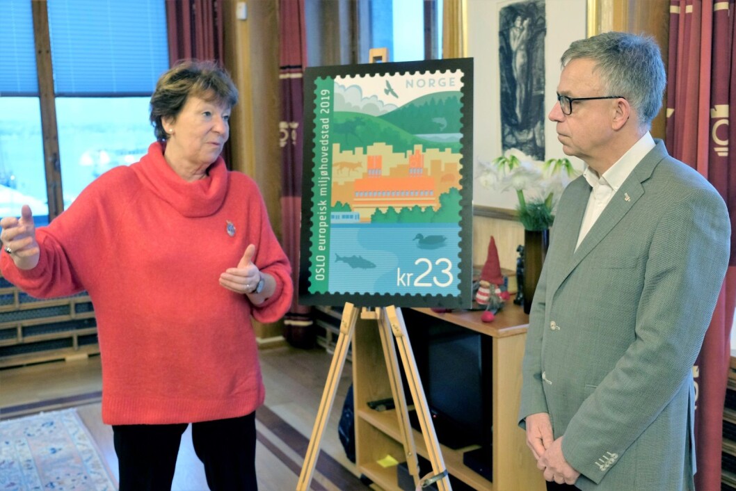 Ordfører Marianne Borgen og frimerkedirektør i Posten Norge, Halvor Fasting, lanserte det offisielle frimerket for Europas miljøhovedstadsår 2019 rett før jul. Foto: Christian Boger Ordfører Marianne Borgen og frimerkedirektør i Posten Norge, Halvor Fasting, lanserte det offisielle frimerket for Europas miljøhovedstadsår 2019 rett før jul. Foto: Christian Boger