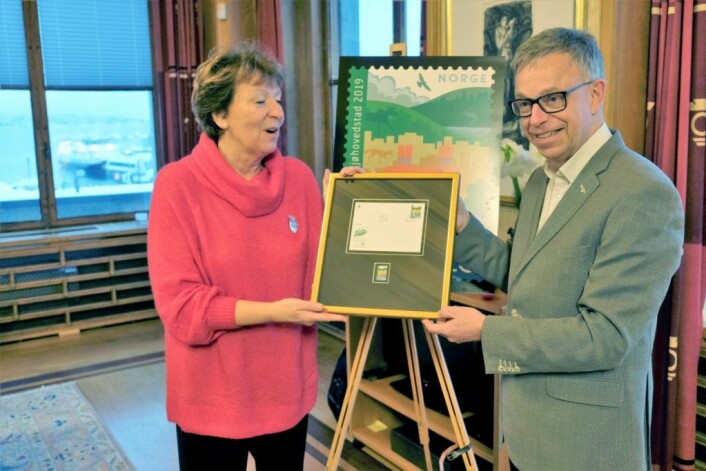 En stolt ordfører Marianne Borgen og frimerkedirektør i posten, Halvor Fasting, med førstedagsbrevet for det nye frimerket. Foto: Christian Boger