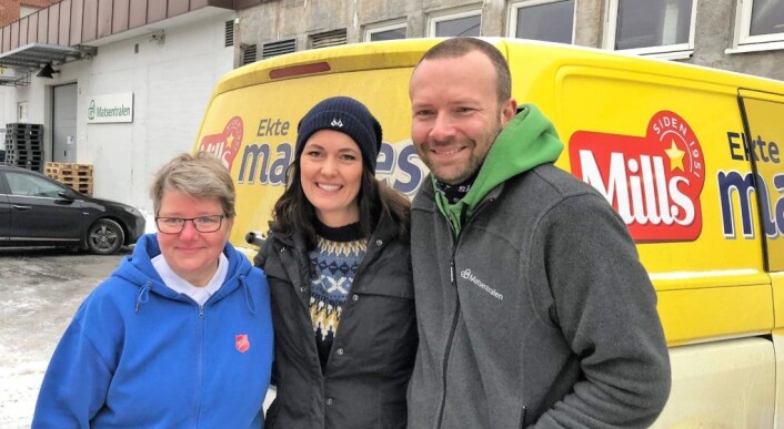 Irene Mathisen (tv) Emilie Olderskog og Christiano Aubert(th). Overskuddsvarer fra Mills og Olderskog blir levert inn til Auberts Matsentralen. Der kan Slumstasjonen og Mathisen hente ut mat som de leverer ut til vanskeligstilte familier i Oslo. Foto: Hege Rognlien Irene Mathisen (tv) Emilie Olderskog og Christiano Aubert(th). Overskuddsvarer fra Mills og Olderskog blir levert inn til Auberts Matsentralen. Der kan Slumstasjonen og Mathisen hente ut mat som de leverer ut til vanskeligstilte familier i Oslo. Foto: Hege Rognlien