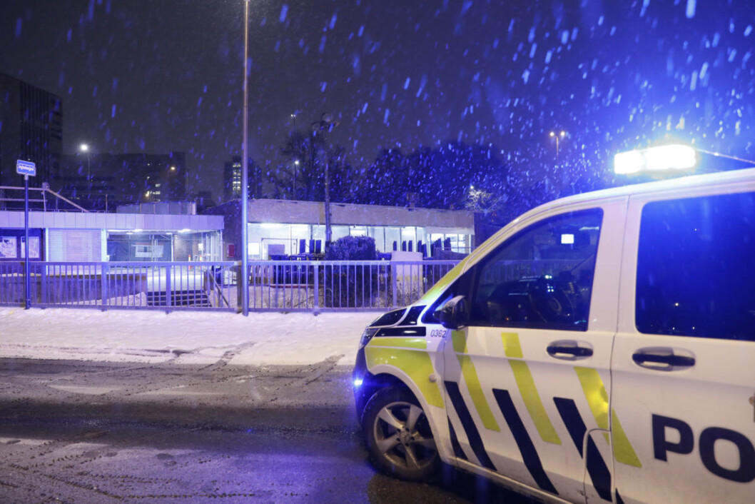 Helsfyr t-banestasjon er stengt mandag morgen etter brann i en arbeidsvogn. Foto: Terje Bendiksby / NTB scanpix Helsfyr t-banestasjon er stengt mandag morgen etter brann i en arbeidsvogn. Foto: Terje Bendiksby / NTB scanpix