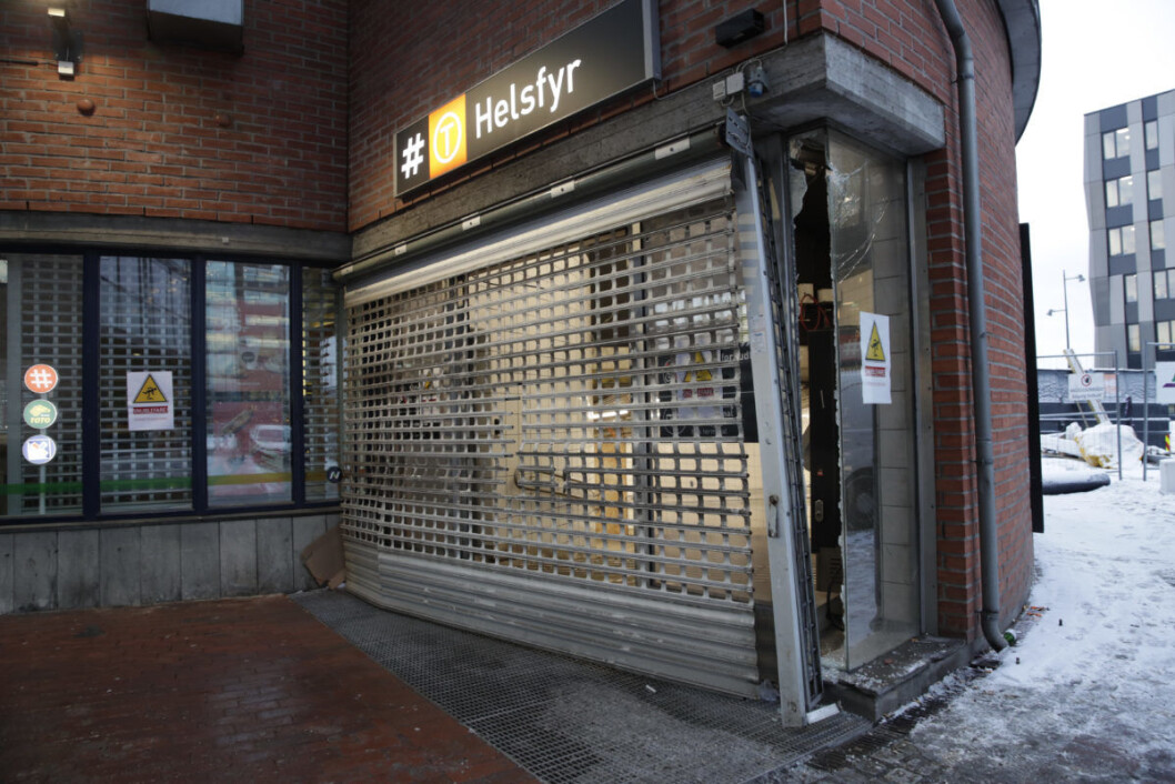 Flere glassruter på Helsfyr T-banestasjon ble blåst ut etter eksplosjon fra gass flasker i natt, men ingen personer kom til skade. Foto: Håkon Mosvold Larsen / NTB scanpix Flere glassruter på Helsfyr T-banestasjon ble blåst ut etter eksplosjon fra gass flasker i natt, men ingen personer kom til skade. Foto: Håkon Mosvold Larsen / NTB scanpix