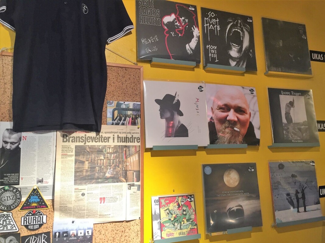På øverste rad sees en vinylplate fra det gamle Oslo-punkbandet "So Much Hate". SMH var et av Norges mest hardtarbeidende punk/hardcore-band med tette bånd til Blitz i Pilestredet. Bandet spilte, i storhetstiden på 1980- og 90-tallet, hundrevis av konserter i Norge. På øverste rad sees en vinylplate fra det gamle Oslo-punkbandet "So Much Hate". SMH var et av Norges mest hardtarbeidende punk/hardcore-band med tette bånd til Blitz i Pilestredet. Bandet spilte, i storhetstiden på 1980- og 90-tallet, hundrevis av konserter i Norge.