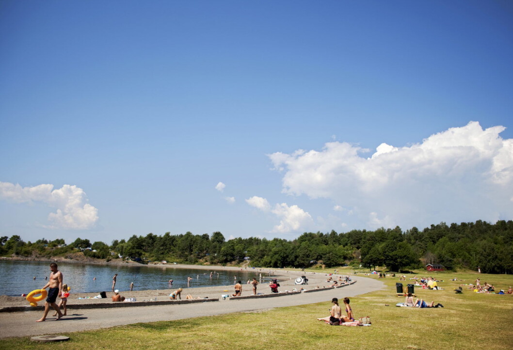 Den idylliske stranda på Langøyene er egentlig lagt over Oslos gamle søppelfylling. De siste årene har søppelet begynt å tyte ut, og skaper problemer. Foto: Tore Meek / SCANPIX . Den idylliske stranda på Langøyene er egentlig lagt over Oslos gamle søppelfylling. De siste årene har søppelet begynt å tyte ut, og skaper problemer. Foto: Tore Meek / SCANPIX .
