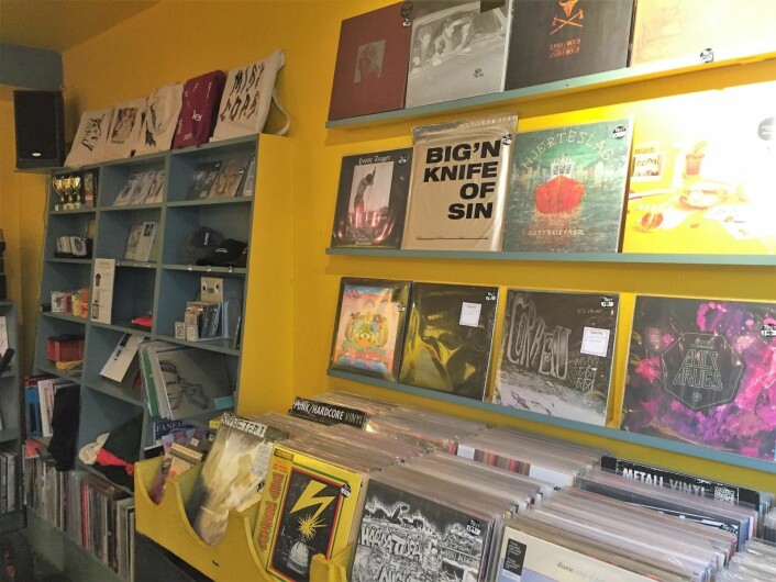Den gulmalte platebutikken i Hammersborggata er et eldorado for hardcore metal og punk-fans. Her finnes vinylutgivelser som er svært vanskelige å få tak i andre steder. Foto: Tor V. Svendsen