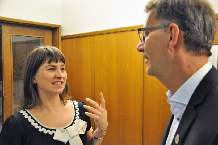 Idrettsbyråd Rina Mariann Hansen (Ap) støter på finansbyråd og partifelle Robert Steen etter å ha blitt intervjuet av VårtOslo om problemene på Valle Hovin. � Det står ikke på penger, sier finansbyråd Steen spøkefullt. Før han legger til at idrettsbyråder aldri får nok penger. Foto: Arnsten Linstad Idrettsbyråd Rina Mariann Hansen (Ap) støter på finansbyråd og partifelle Robert Steen etter å ha blitt intervjuet av VårtOslo om problemene på Valle Hovin. � Det står ikke på penger, sier finansbyråd Steen spøkefullt. Før han legger til at idrettsbyråder aldri får nok penger. Foto: Arnsten Linstad