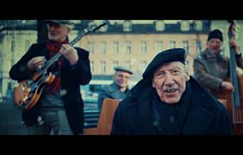 Alf Folmer (97) debuterer med musikkvideoen «Jul på Løkka». Denne MÅ du se