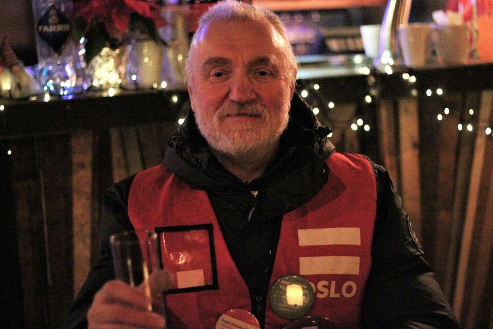Nikolay selger Erlik Oslo, men i kveld koser han seg på julebordet. Foto: André Kjernsli