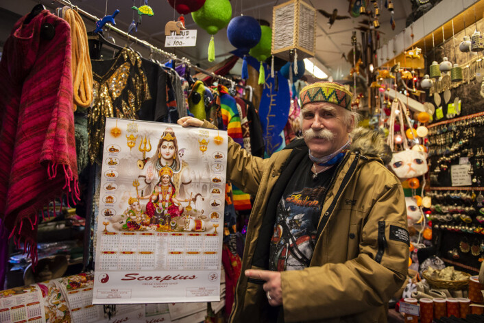 Den hinduistiske guden Shiva, kjærlighetens skaper og ødelegger, befinner seg selvsagt i en kalender på Scorpius. Foto: Morten Lauveng Jørgensen Den hinduistiske guden Shiva, kjærlighetens skaper og ødelegger, befinner seg selvsagt i en kalender på Scorpius. Foto: Morten Lauveng Jørgensen