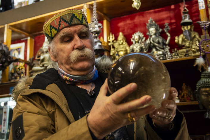 Even viser oss den dyreste gjenstanden i butikken. Foto: Morten Lauveng Jørgensen Even viser oss den dyreste gjenstanden i butikken. Foto: Morten Lauveng Jørgensen
