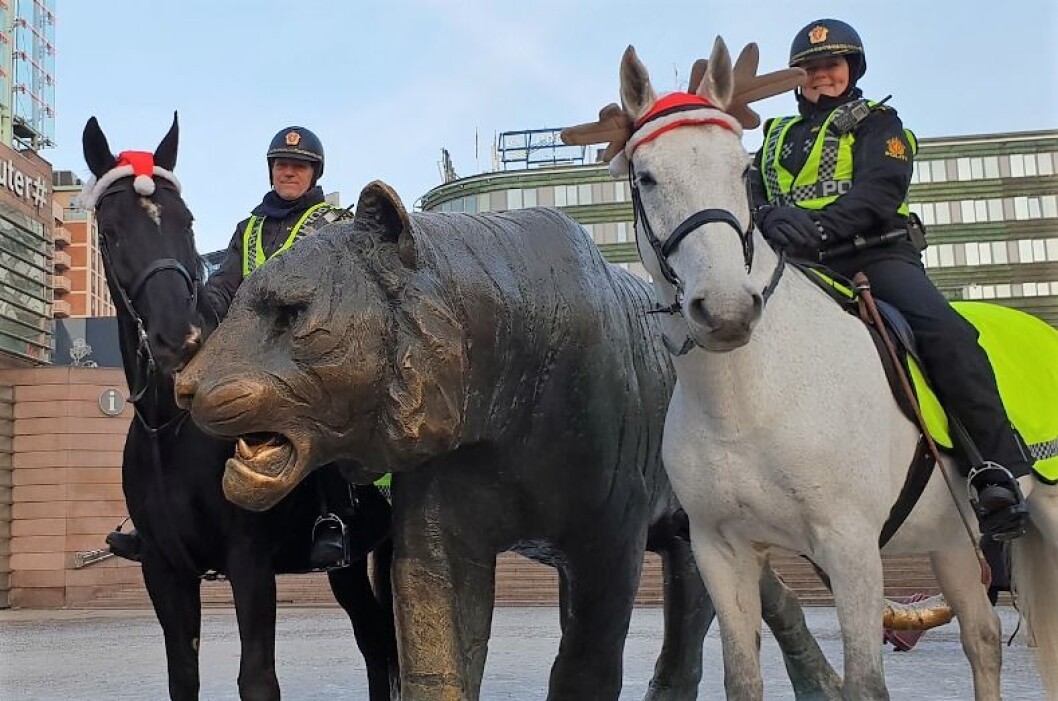 � Vi ønsker alle en god jul, og jobber for at det skal være så trygt som mulig, skrev politiet som tekst da bildet av Rytterkorpset ved Tigerstatuen utenfor gamle Østbanehallen ble lagt ut på Twitter juleaften. Foto: Oslo politidistrikt � Vi ønsker alle en god jul, og jobber for at det skal være så trygt som mulig, skrev politiet som tekst da bildet av Rytterkorpset ved Tigerstatuen utenfor gamle Østbanehallen ble lagt ut på Twitter juleaften. Foto: Oslo politidistrikt