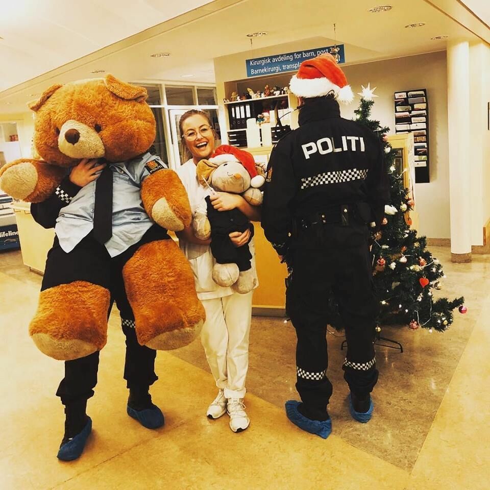 Politibamsen Eddie og to betjenter fra Oslo politidistrikt besøkte barna som tilbrakte julehøytiden på Rikshospitalet. Foto: Oslo politidistrikt