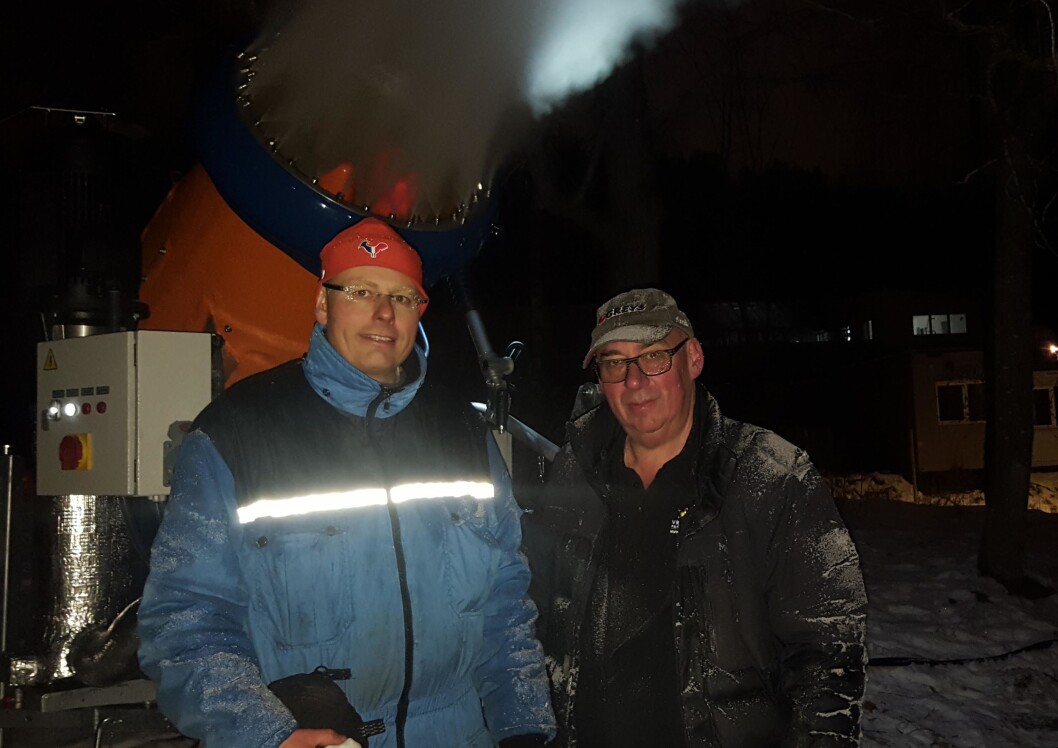 Klaus Haglerød (t.v.) og Petter Johnsen fra Vrådal alpinsenter konstaterer at snøkanonen i Musebakken på Bygdøy virker som den skal. Foto: Hans Magnus Borge. Klaus Haglerød (t.v.) og Petter Johnsen fra Vrådal alpinsenter konstaterer at snøkanonen i Musebakken på Bygdøy virker som den skal. Foto: Hans Magnus Borge.