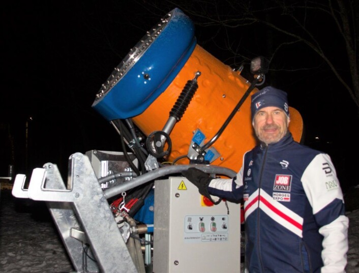 Einar Kjerschow i Bygdø idrettslag kan med rette være stolt av at snøkanonen nå er på plass. Foto: Hans Magnus Borge Einar Kjerschow i Bygdø idrettslag kan med rette være stolt av at snøkanonen nå er på plass. Foto: Hans Magnus Borge