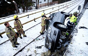 Bil skled og havnet i t-banesporet mellom Ekraveien og Røa