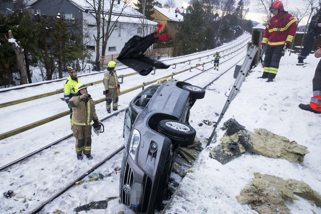 Det er glatte veier på Østlandet. En bil kjørte av veien og ut på t-banelinja ved Røa i Oslo. Foto: Terje Pedersen / NTB scanpix Det er glatte veier på Østlandet. En bil kjørte av veien og ut på t-banelinja ved Røa i Oslo. Foto: Terje Pedersen / NTB scanpix