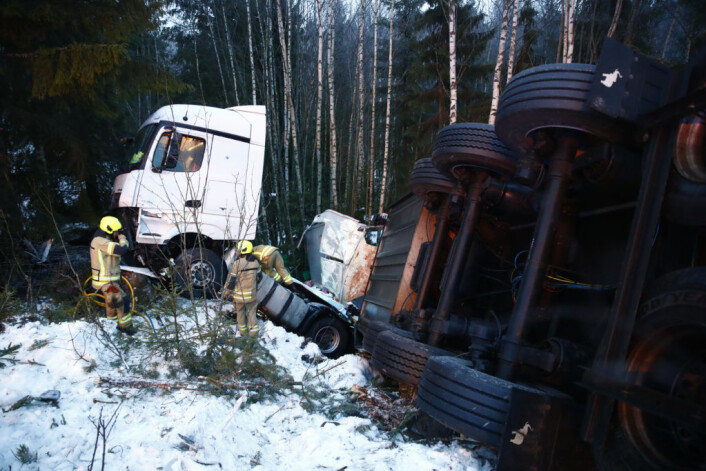 En lastebil har kjørt av E6 ved Siggerud. Foto: Terje Pedersen / NTB scanpix En lastebil har kjørt av E6 ved Siggerud. Foto: Terje Pedersen / NTB scanpix
