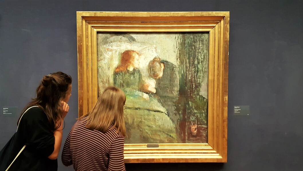 Polske turister ser på det berømte Munch-maleriet Det syke barn (1885-1886) på Nasjonalgalleriet, september 2018. Hele 34-Munch-verk viser seg nå å ha forsvunnet fra Stenersensamlingen, flere når de hang usikret på Sogn studentby for flere tiår siden. Foto: Tarjei Kidd Olsen Polske turister ser på det berømte Munch-maleriet Det syke barn (1885-1886) på Nasjonalgalleriet, september 2018. Hele 34-Munch-verk viser seg nå å ha forsvunnet fra Stenersensamlingen, flere når de hang usikret på Sogn studentby for flere tiår siden. Foto: Tarjei Kidd Olsen