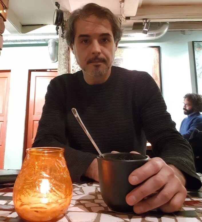 Vi møtte Leandro Cassiano for en prat på Café Sør i Torggata i romjula. Den dagen da regnet frøs på bakken. Foto: Leandro Cassiano Vi møtte Leandro Cassiano for en prat på Café Sør i Torggata i romjula. Den dagen da regnet frøs på bakken. Foto: Leandro Cassiano