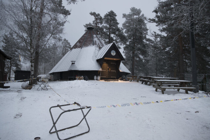 Politisperring 15. desember utenfor lavvoen på "Lille Gratishaugen" i Holmenkollen, der Piotr Bogusz ble knivdrept. Foto: Terje Bendiksby / NTB scanpix Politisperring 15. desember utenfor lavvoen på "Lille Gratishaugen" i Holmenkollen, der Piotr Bogusz ble knivdrept. Foto: Terje Bendiksby / NTB scanpix