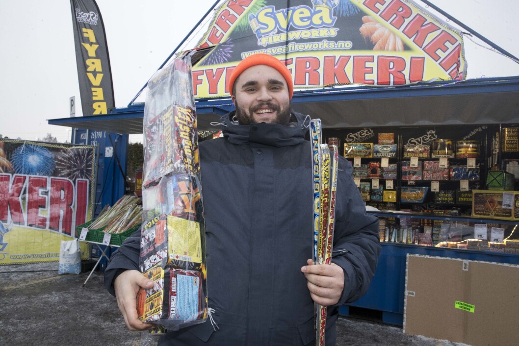 Fyrverkeriselger David Holmestrand på Svea Fireworks i Fred Olsens gate i Kvadraturen har travle dager i romjulen. Det store fyrverkerisalget er i gang. Foto: Terje Pedersen / NTB scanpix Fyrverkeriselger David Holmestrand på Svea Fireworks i Fred Olsens gate i Kvadraturen har travle dager i romjulen. Det store fyrverkerisalget er i gang. Foto: Terje Pedersen / NTB scanpix