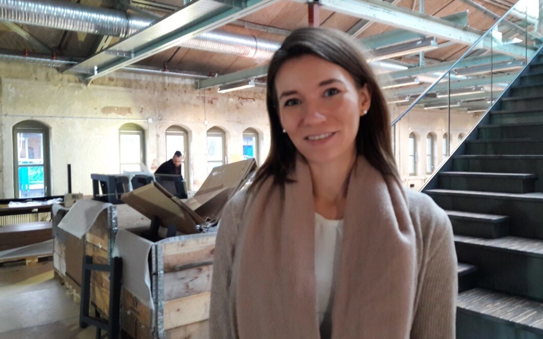 Amalie Kristoffersen gleder seg til å åpne dørene til en skokk med små firmaer som kan dra nytte av hverandres kompetanse og nettverk i den gamle trikotasjefabrikken. Foto: Anders Høilund Amalie Kristoffersen gleder seg til å åpne dørene til en skokk med små firmaer som kan dra nytte av hverandres kompetanse og nettverk i den gamle trikotasjefabrikken. Foto: Anders Høilund